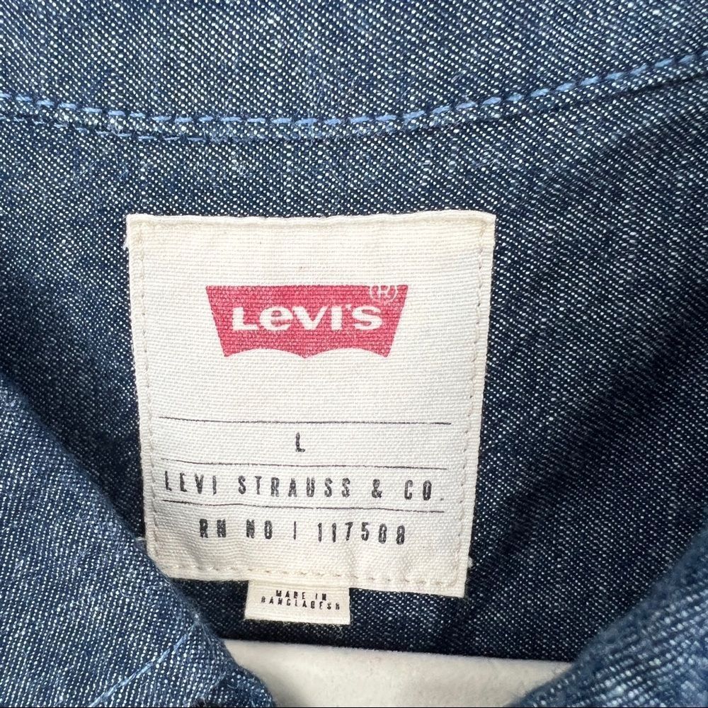 Levi's Button Front Chambray Blue Long Sleeve Cuf… - image 4